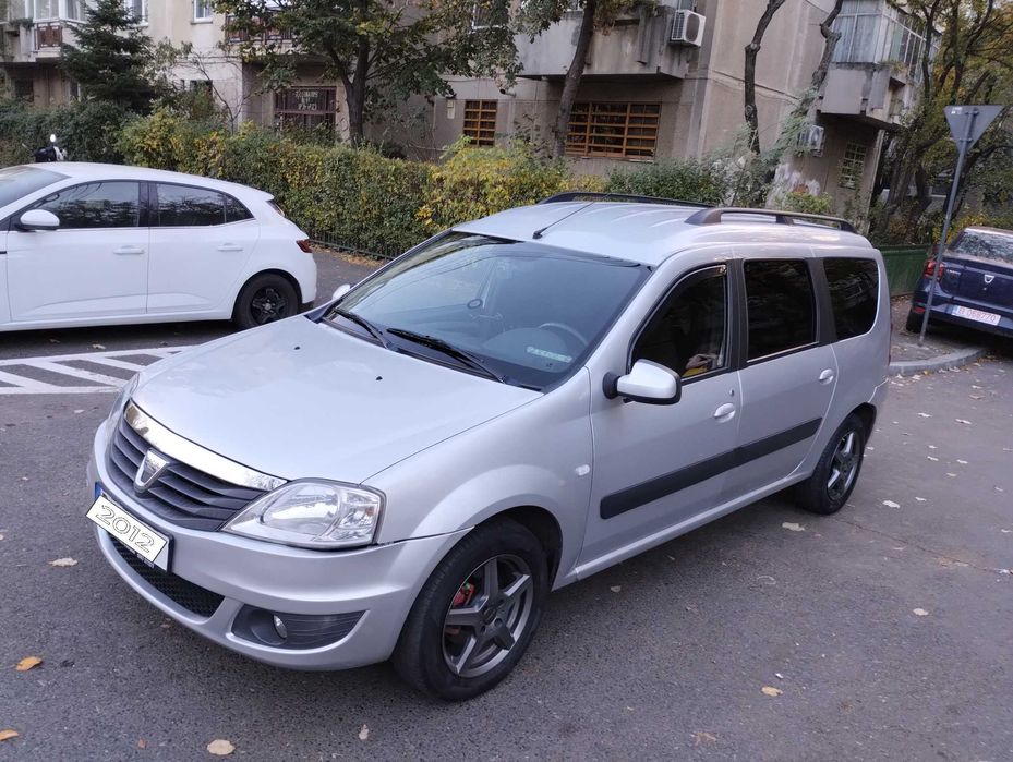 Vând Dacia Logan MCV 2012 in carte