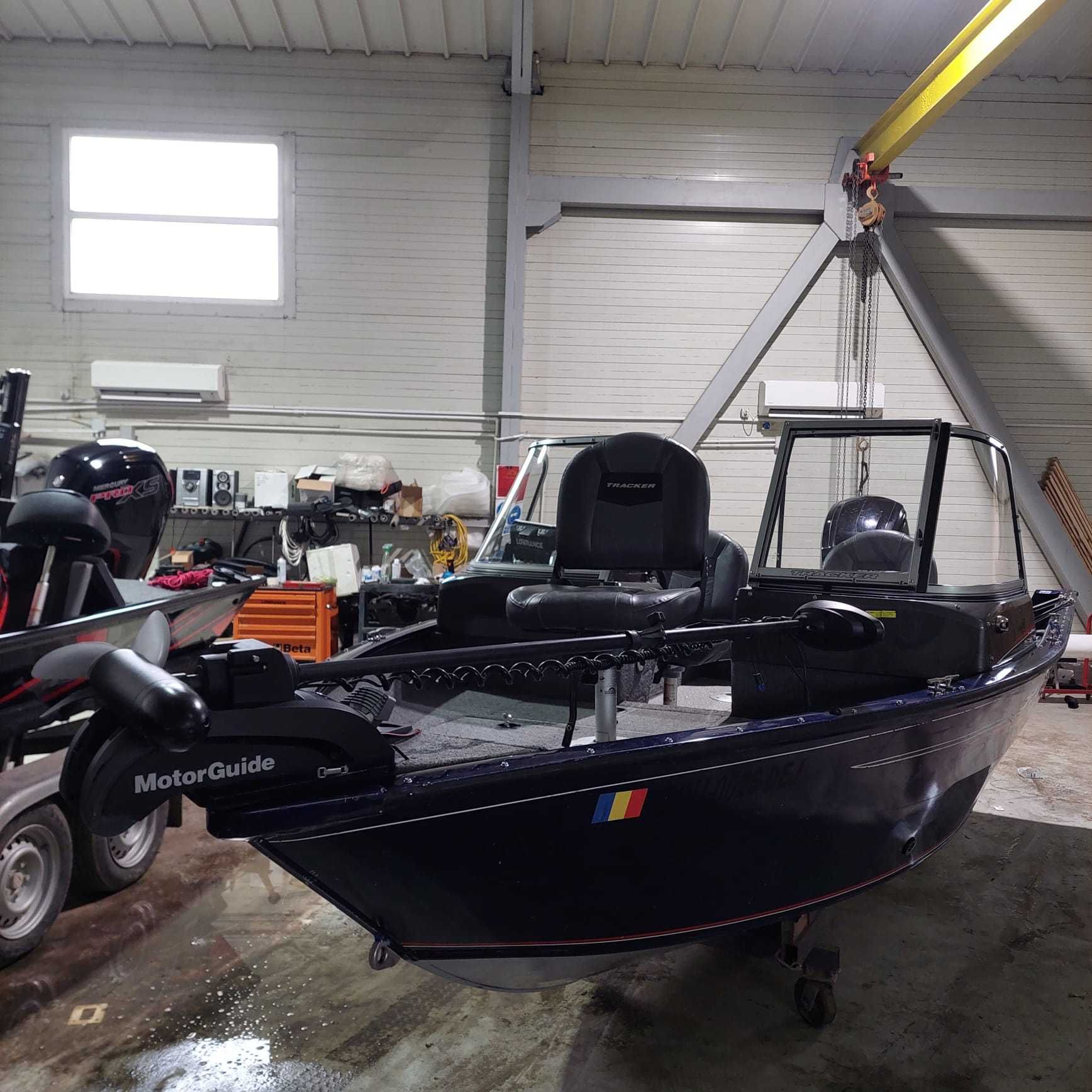 Tracker PRO GUIDE V–16 WT
