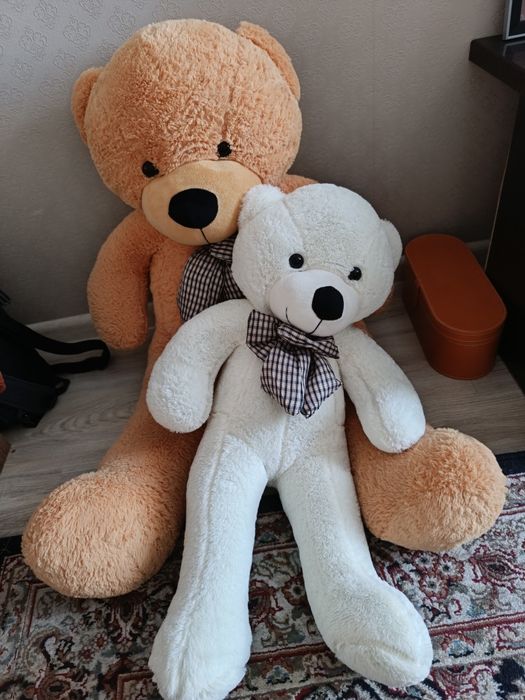 Продам двух плюшевых медведей