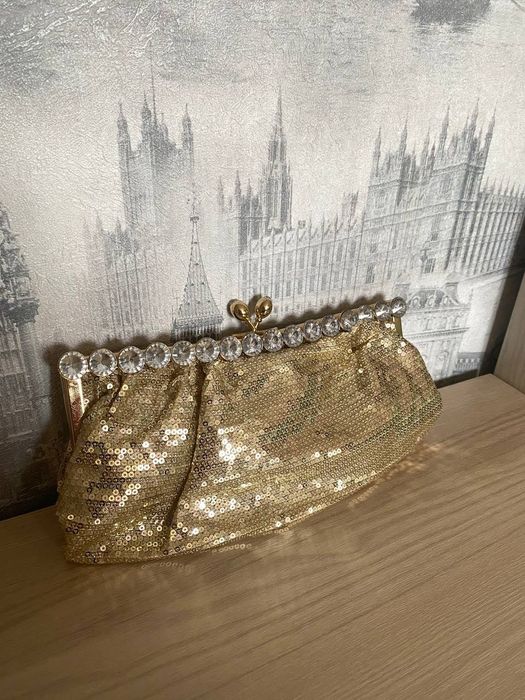 Клатч золотой с камнями (ремешок маленький есть)