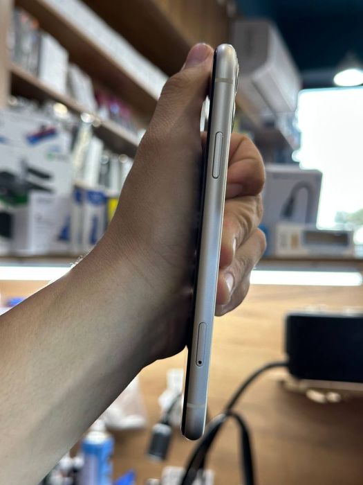 Iphone 11 rangi oq yomkis usluniy fays ishledi joyi 128 ta 220$ kelish