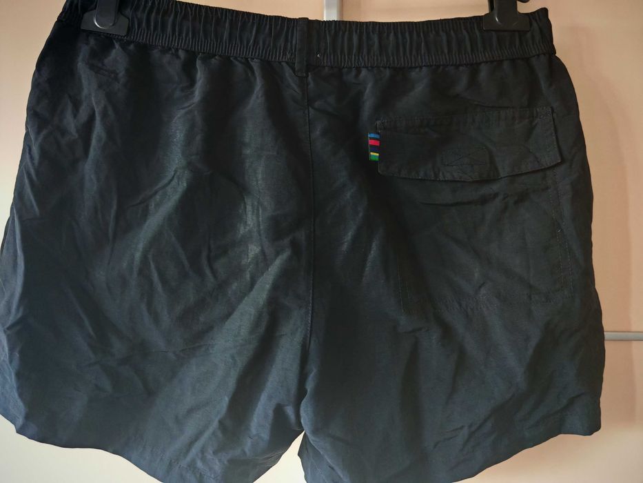 Vând pantaloni scurți Paul Smith