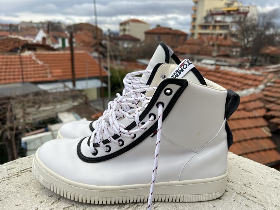 Tommy Hilfiger 44
