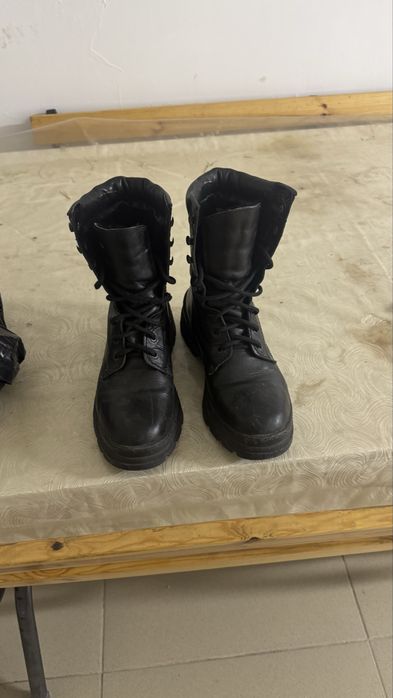 Продам зимние берцы + бонусом 2 пары обуви