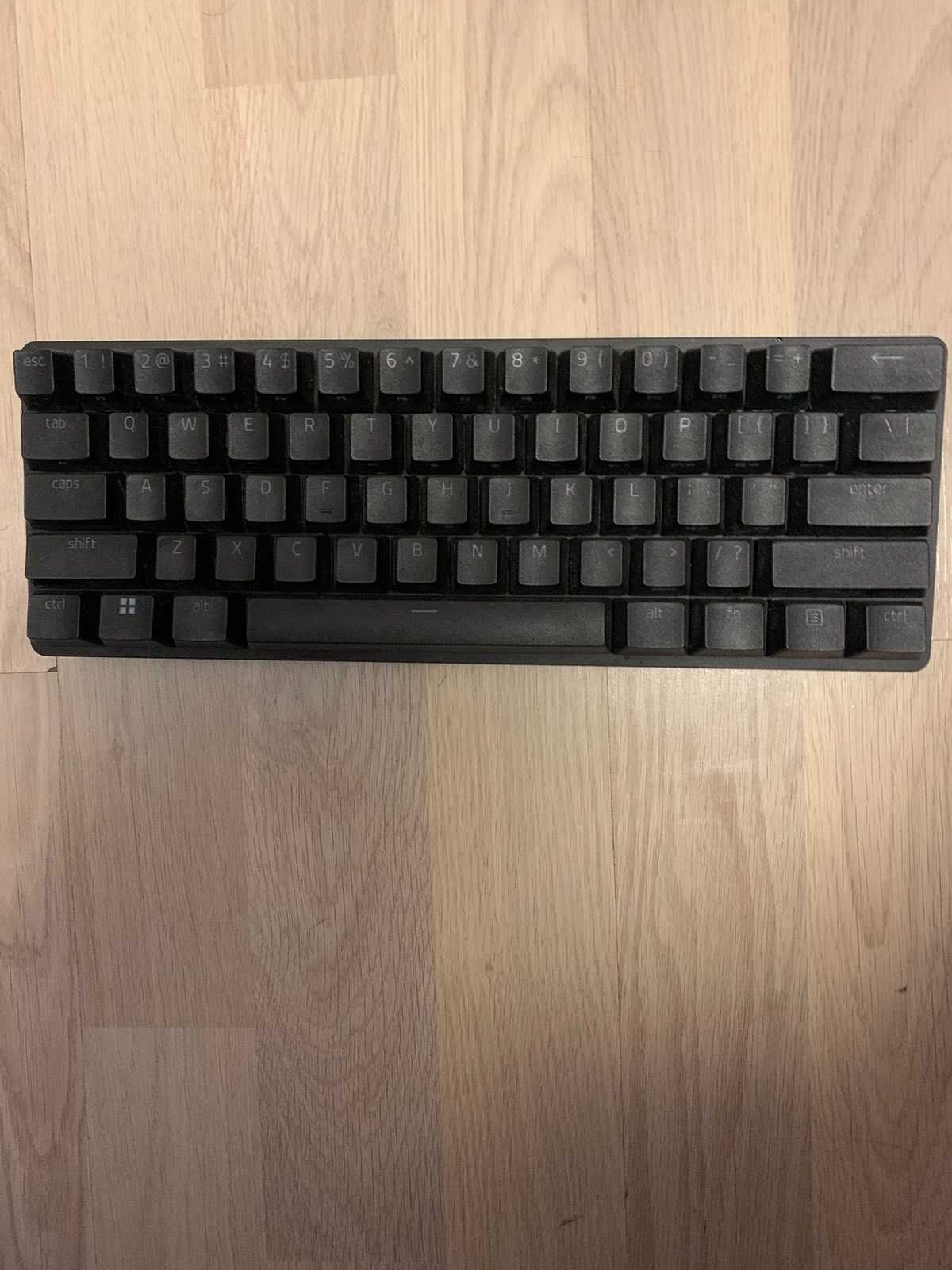 Razer Huntsman mini(черна с лилави суичове)