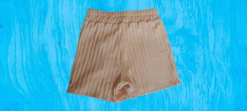 Pantaloni scurti bej tricot cu talie inalta si snur in talie S
