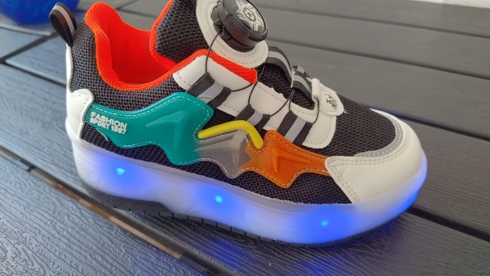 Încălțăminte sport cu role și luminițe