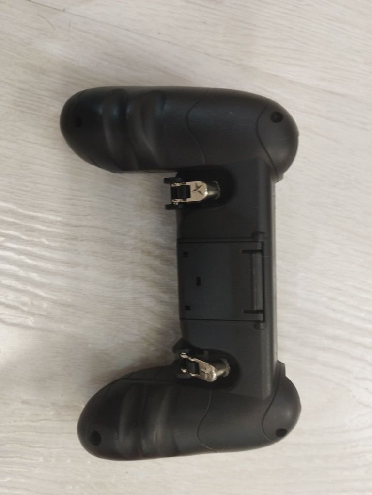 Portable game grip for smartphones