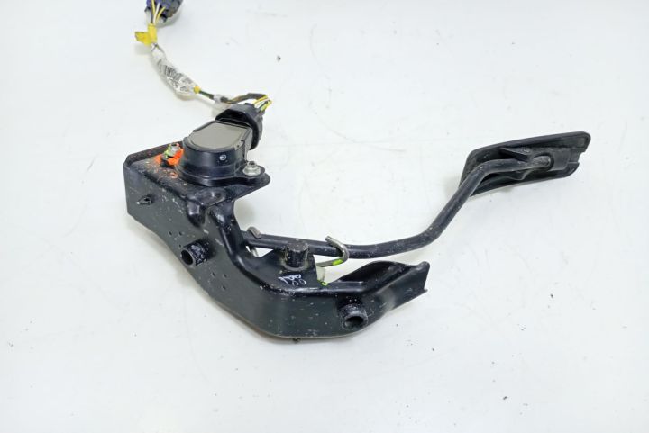 Pedala acceleratie Toyota Avensis a 2-a generatie T25 (facelift) seri