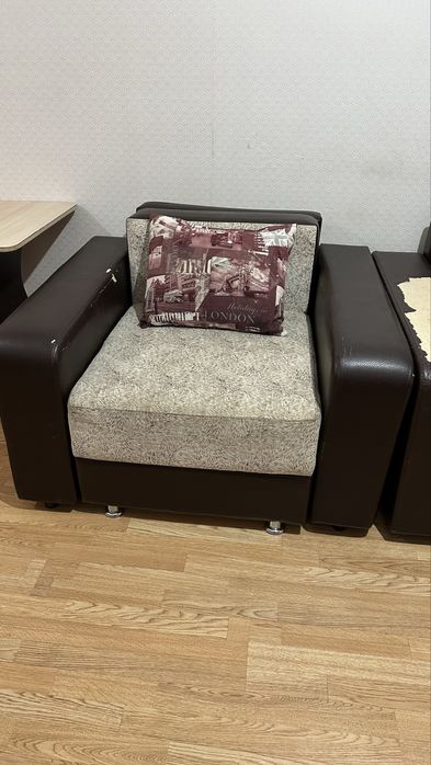 Диван с креслом