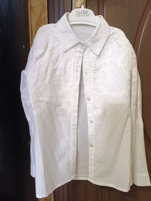 Продаются белые школьные рубашки.