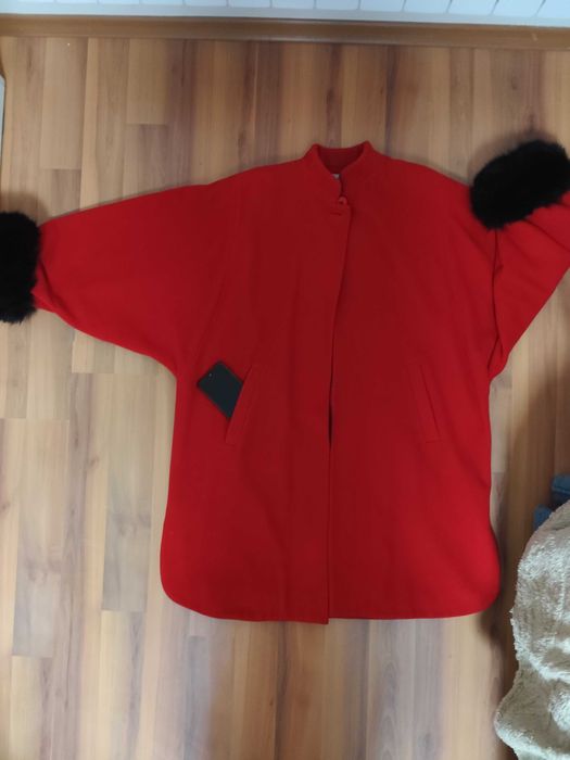 Ефектна и топла червена пелерина