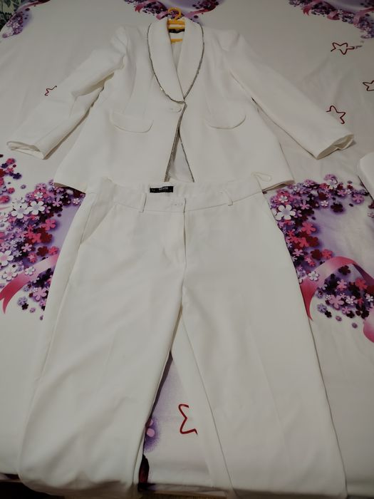 Vând costum folosit o singura data