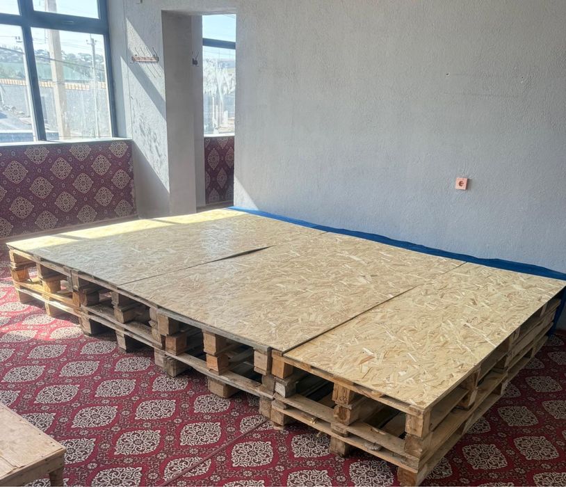 Столы, стулья и барный стойка
