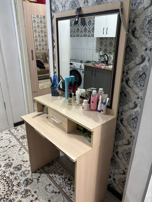 Тумба с зеркалом для косметики и комод