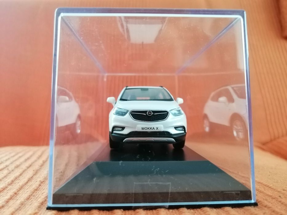Vand macheta noua OPEL Mokka X, alb, ediție de reprezentanta, 1 43
