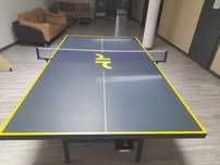 Tennis stoli, setka va 2 ta Loki 3 star raketkasi bilan birga