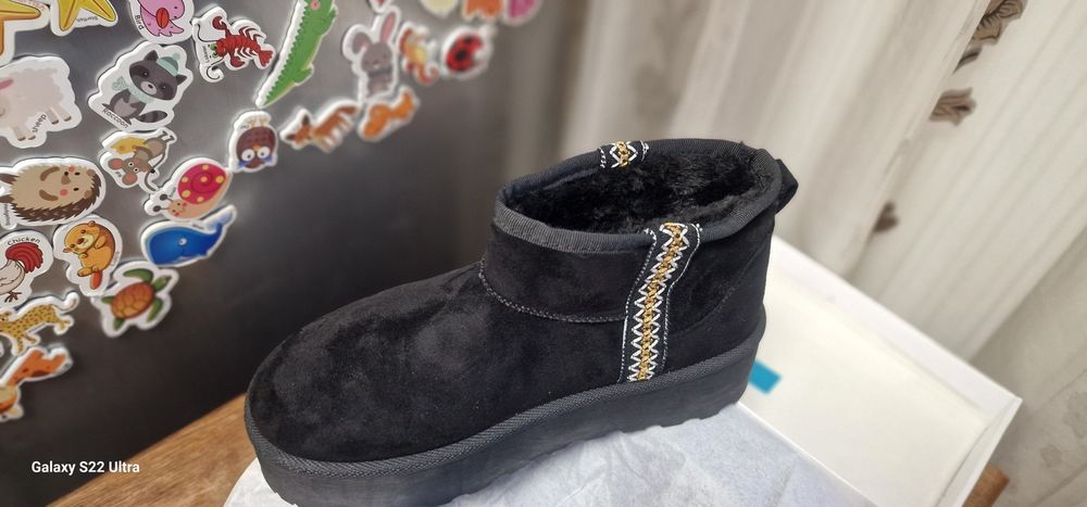 Vând ghete UGG noi