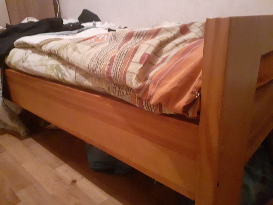 Продам двухэтажную кровать, тумбочку, кровать из натуральной сосны