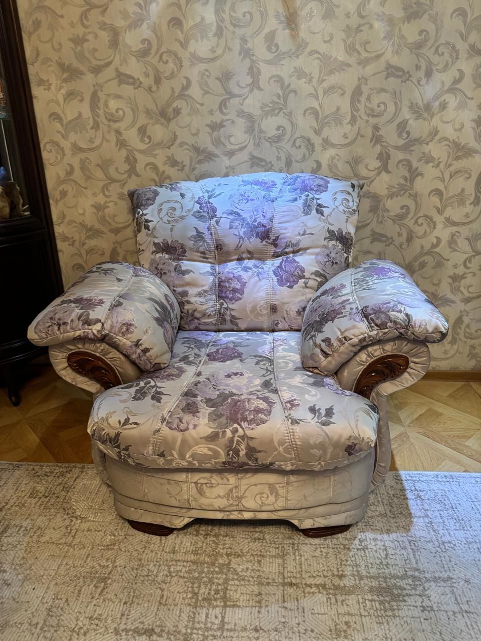 Продам диван и два кресла
