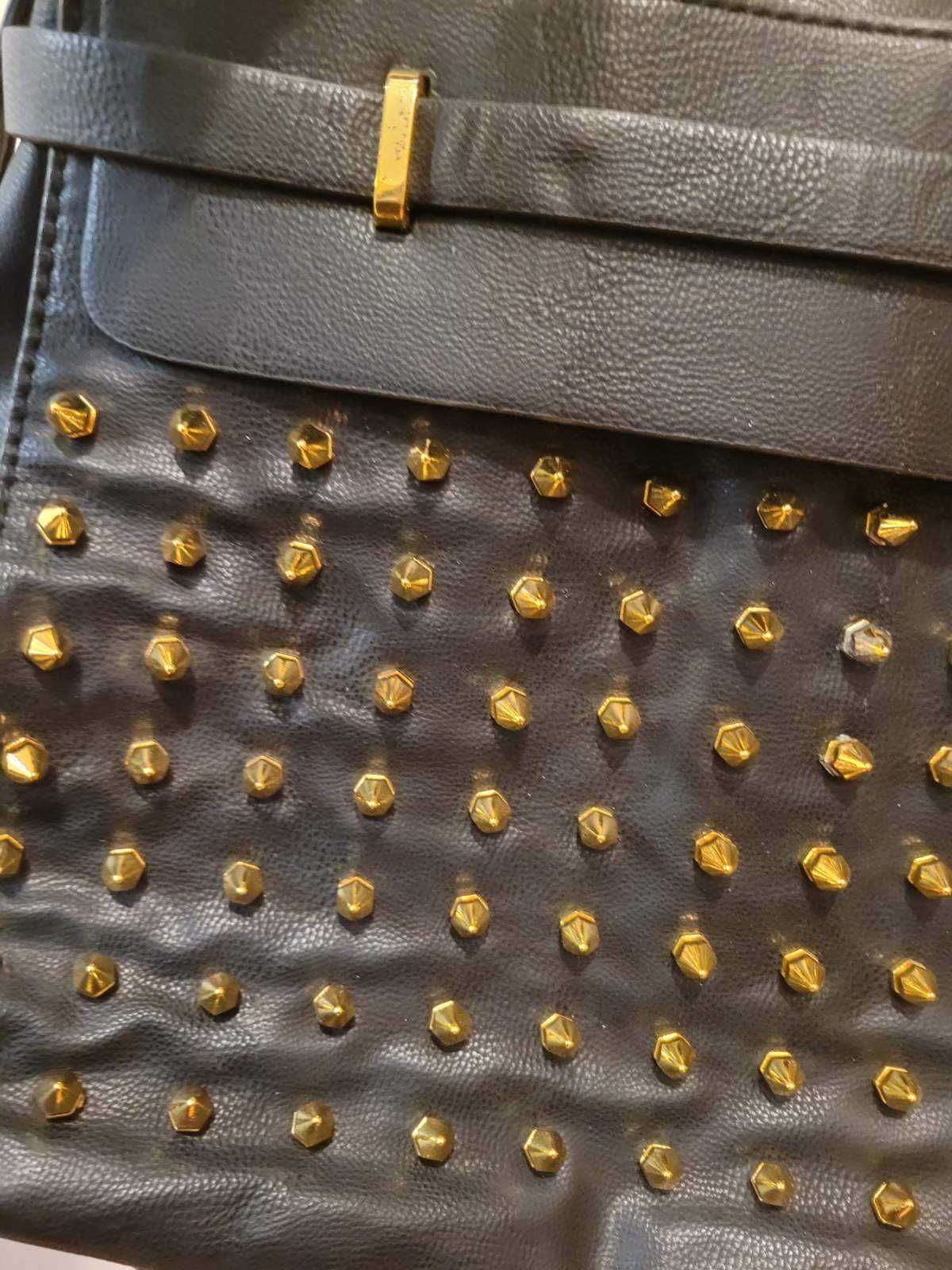 Replay черна чанта със златисти шипове