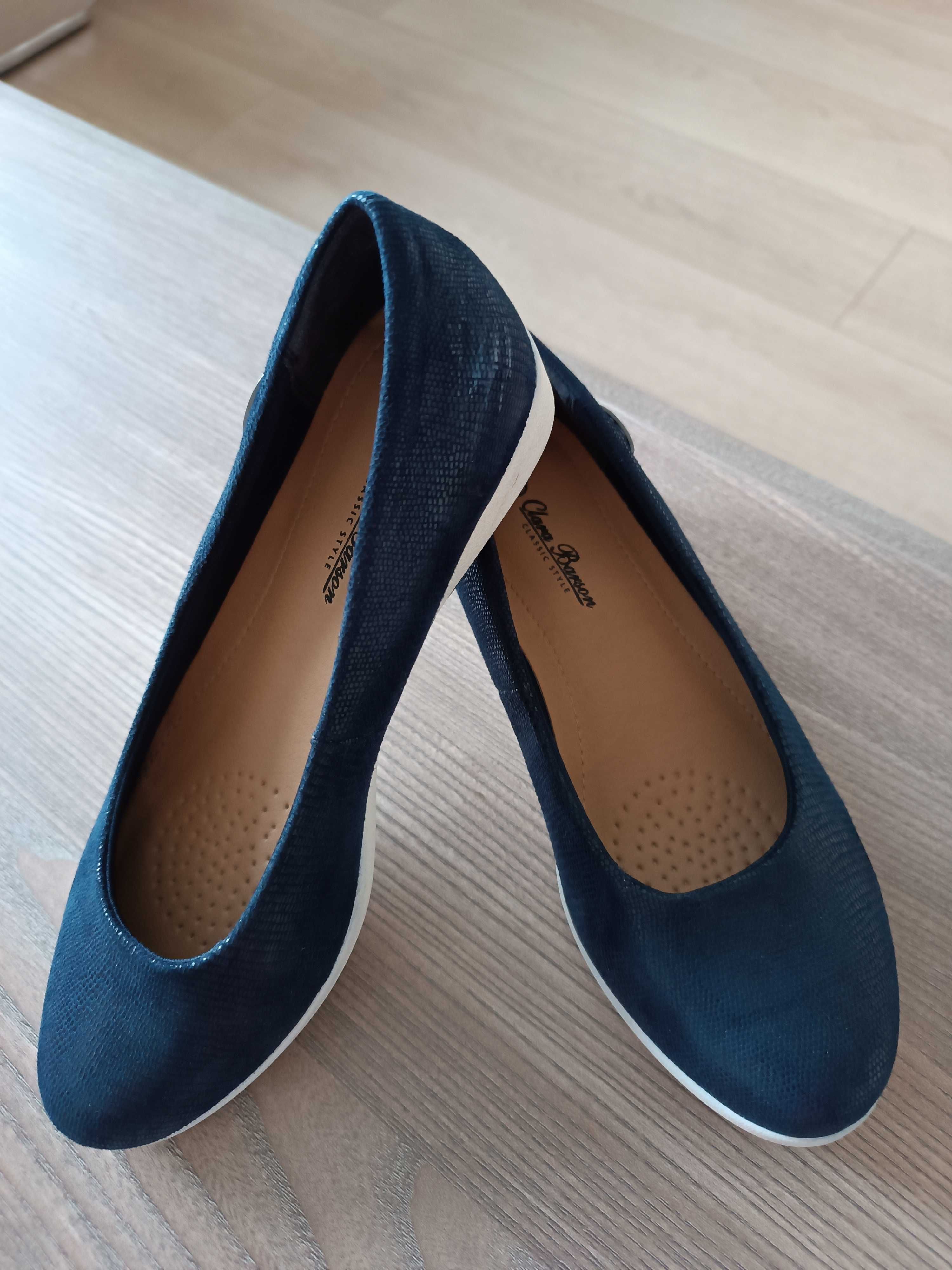 Тъмно сини обувки
