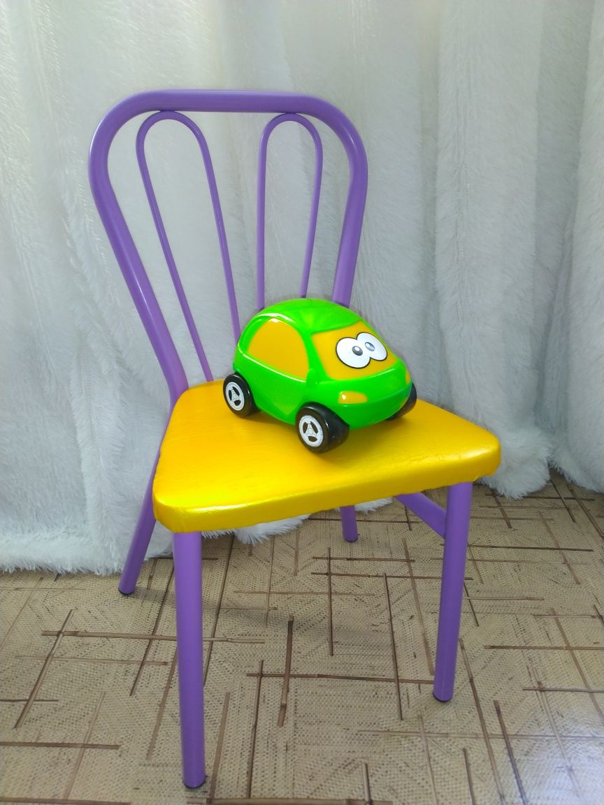 Детский стул с машинкой.