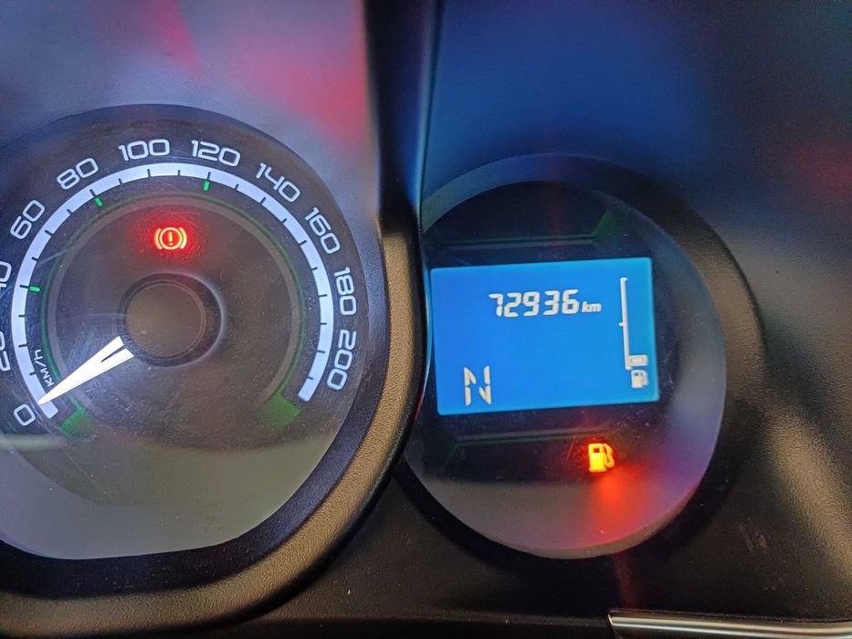 yoqimli oilaviy mashina