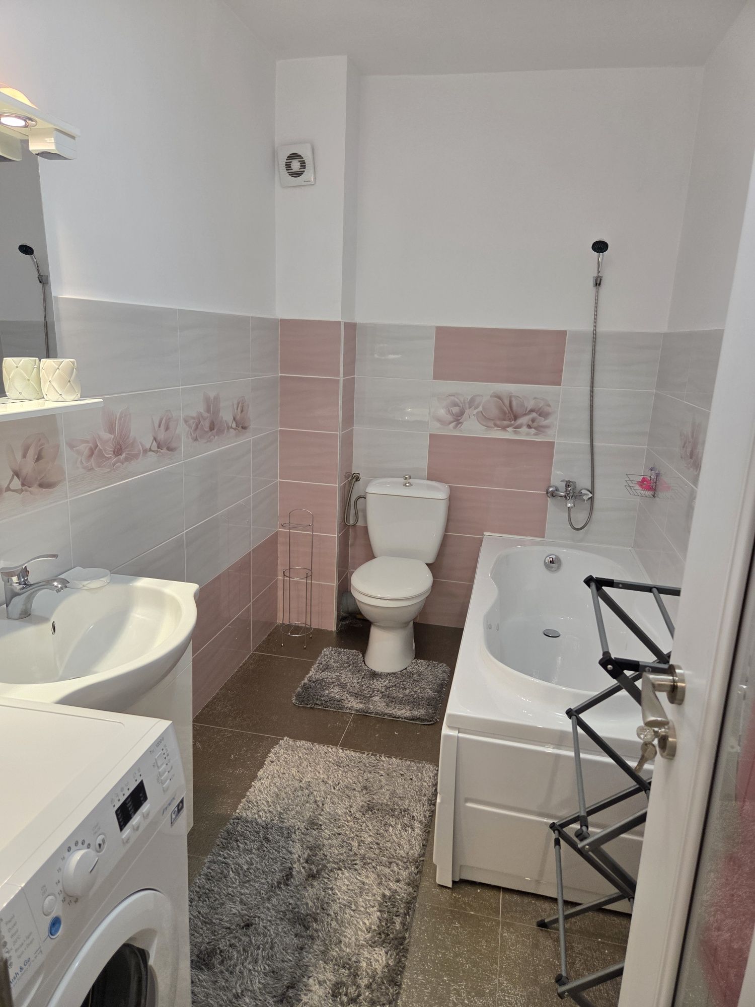 Închiriez apartament cu o camera +parcare