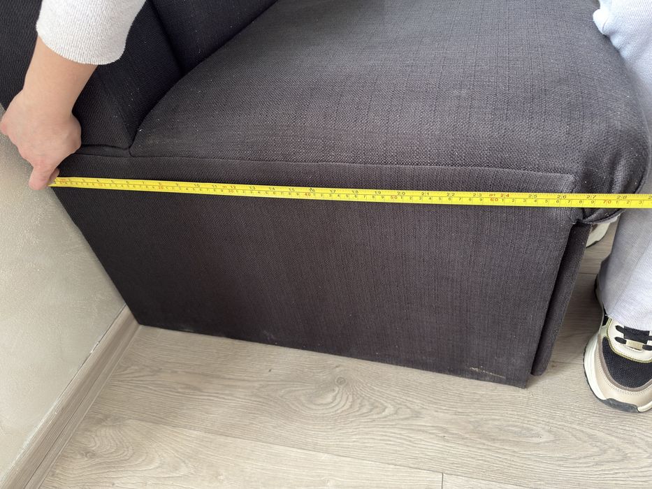 Продавам разтегателен Г-образен диван в черен цвят