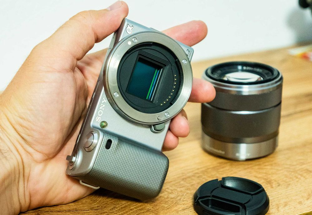 Sony Nex5 Aparat Foto Mirrorless APS-C si obiectiv 18-55 OSS
