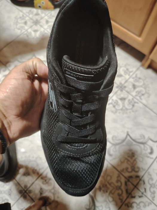 Vînd o pereche adidas skechers