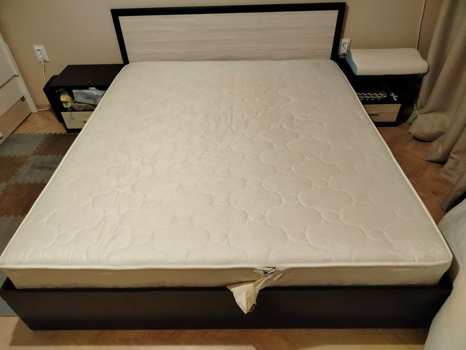 Спалня за матрак 164 на 190 с използван пружинен матрак