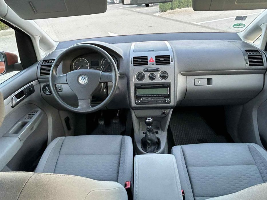 Vând Volkswagen turan an fabricație 2010