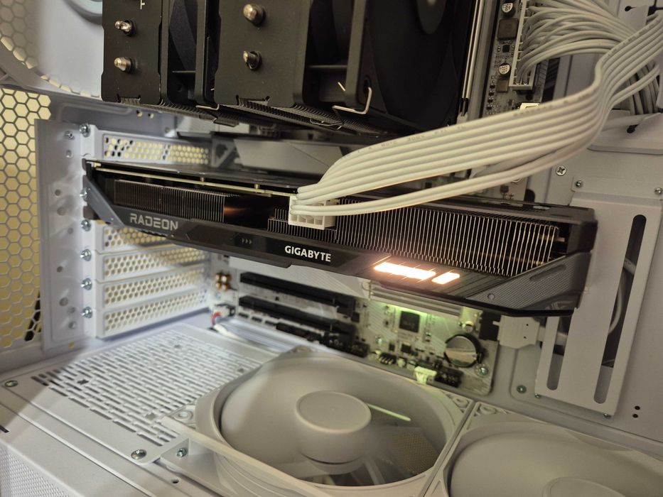 Gigabyte Radeon RX 9060 XT GAMING OC 16GB