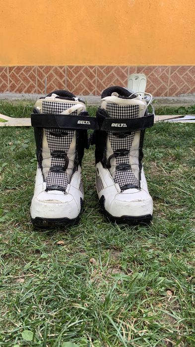 Snowboard Burton 155 + Legaturi CrazyCreek + casca cu ochelari