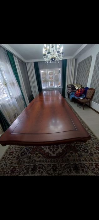 Большой стол для гостей