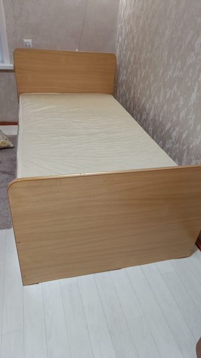 Продам кровать полуторка