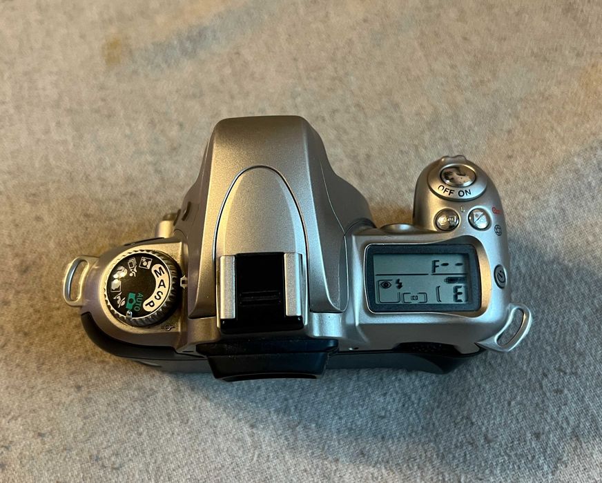 Aparat foto pe film Nikon F55 body – funcțional, fără obiectiv