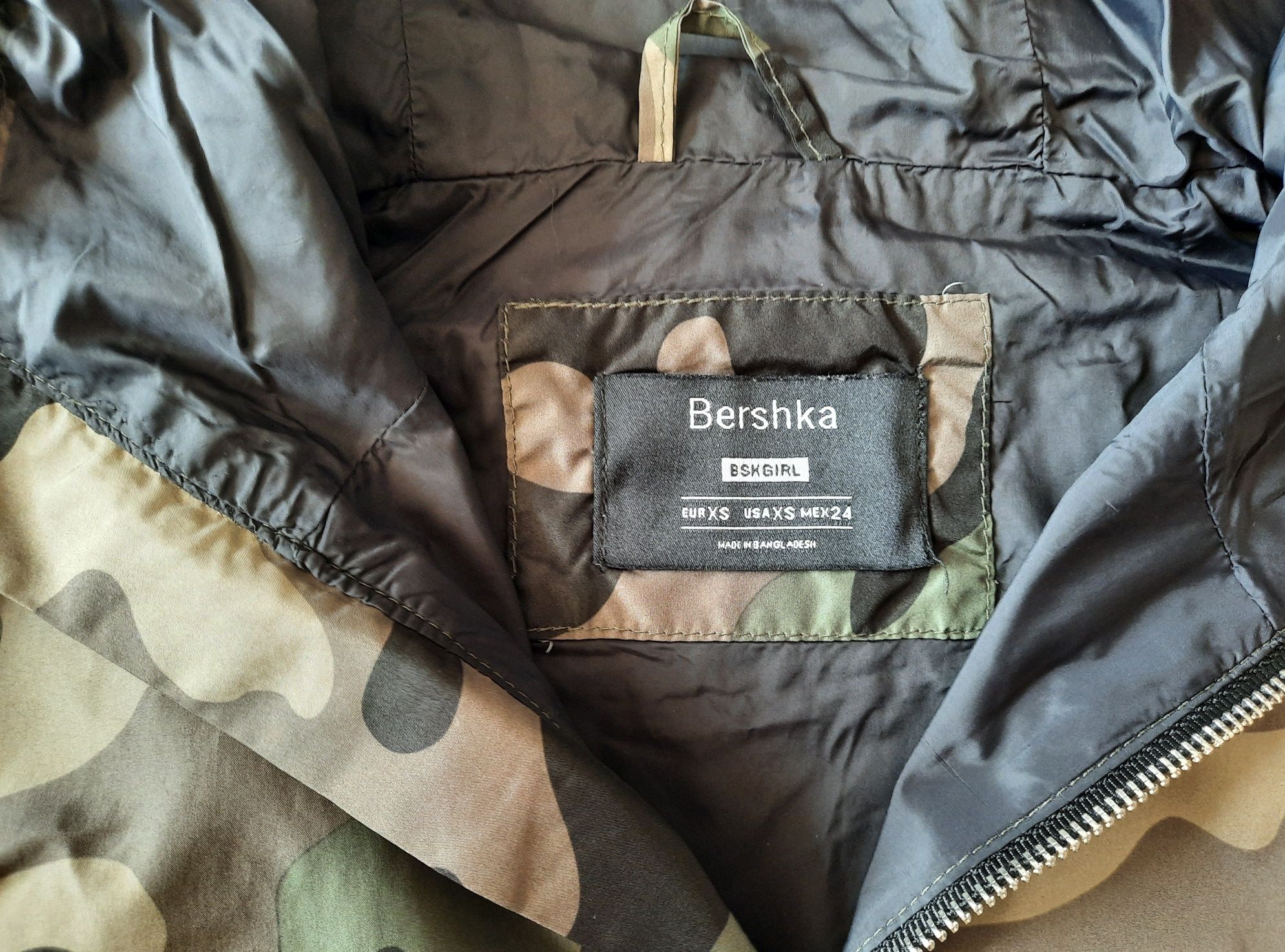 Късо яке на Bershka (камуфлаж)