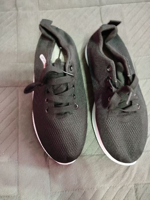 Кроссовки черные