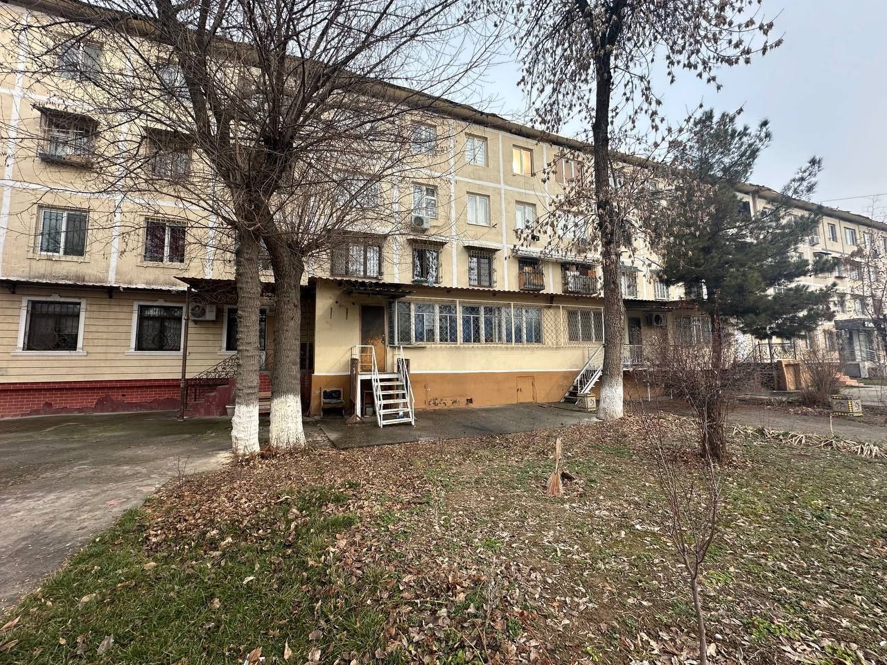Продается массив феруза 4комнатная квартира подофис
