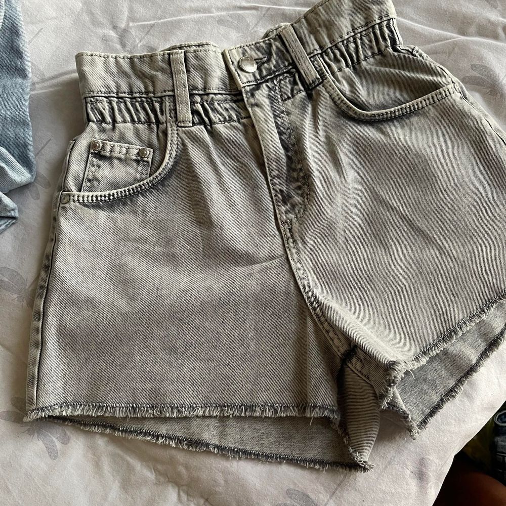 Дамски къси панталони Bershka