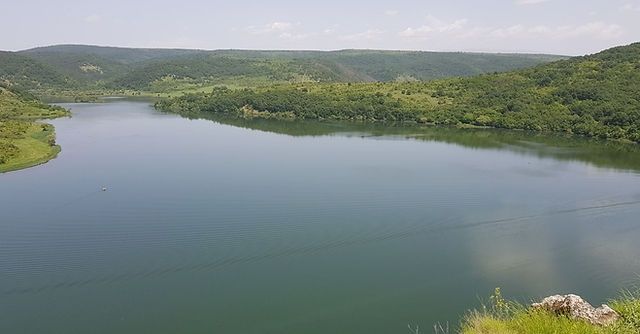 Парцел на брега на язовир пчелина.