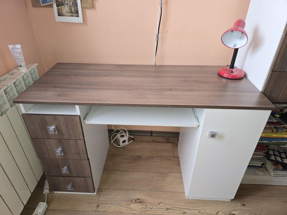 Продавам запазено бюро