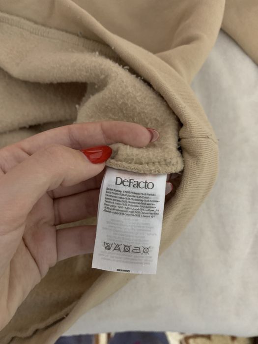 Бежов суичър на марката Defacto