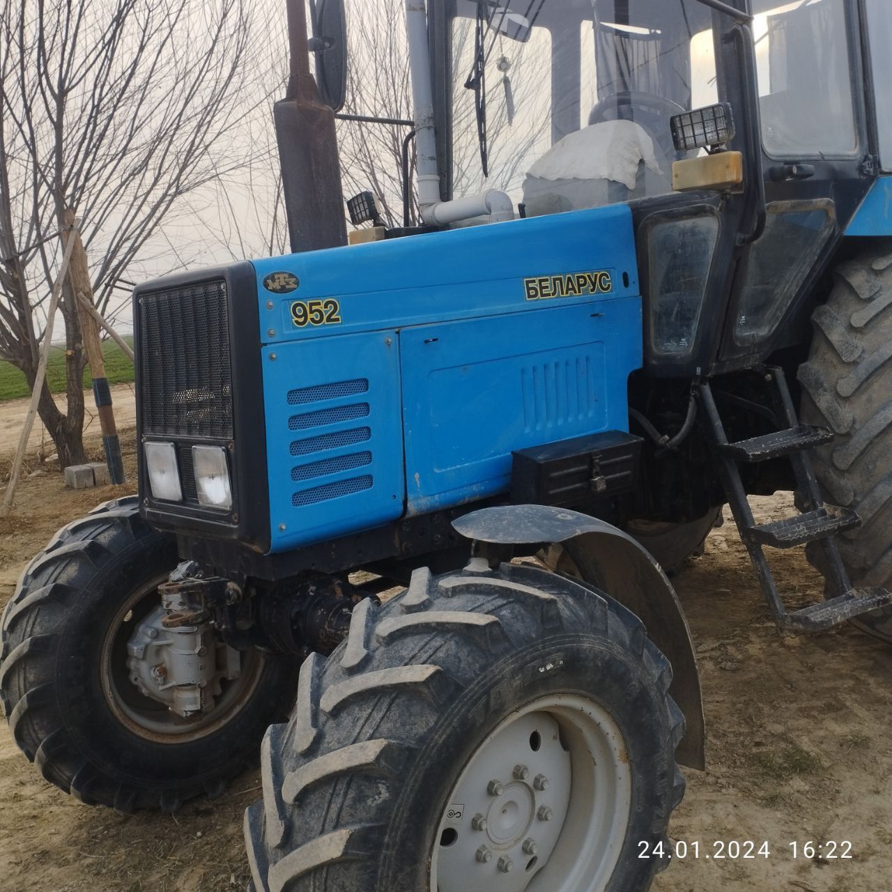 MTZ 952 traktor .