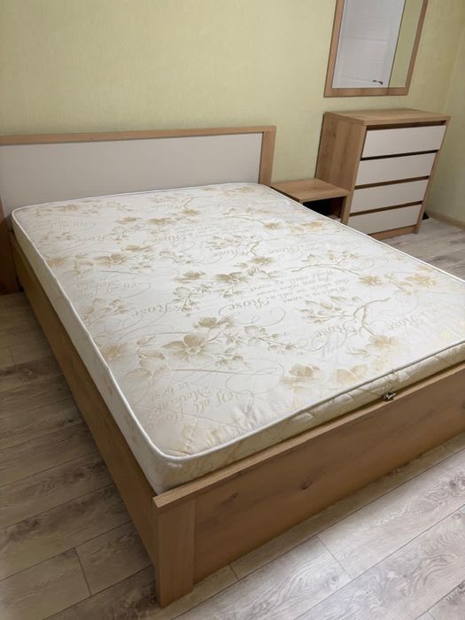 Кровать двухспальная с матрасом