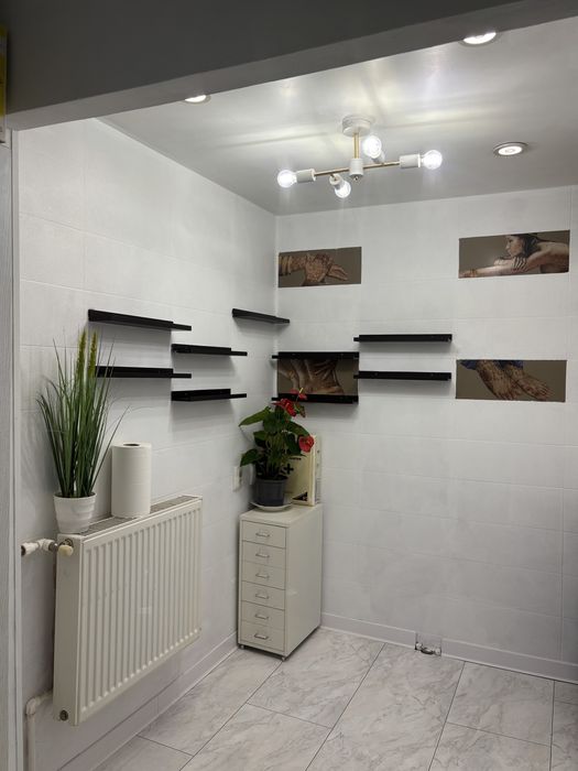 Închiriez posturi în salon: cosmetică și manichiură/pedichiură