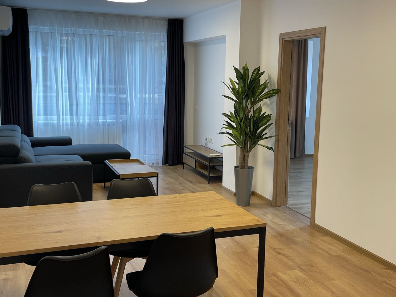 Дава се под наем Тристаен апартамент в София, Лозенец - 130 кв.м за 739.5 € - Снимка #2